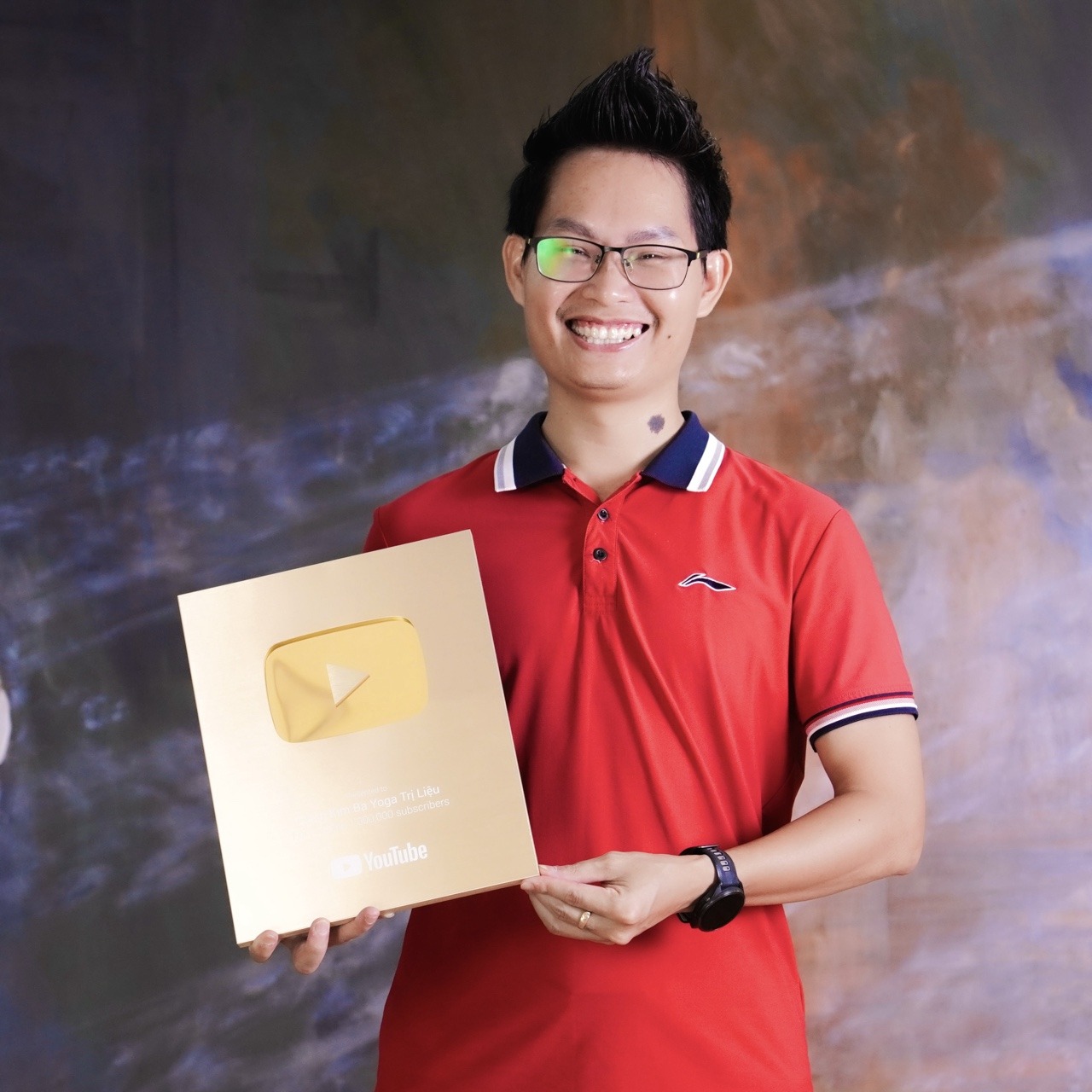 Đặng Kim Ba cầm nút vàng YouTube 1 triệu subscriber của kênh Yoga trị liệu