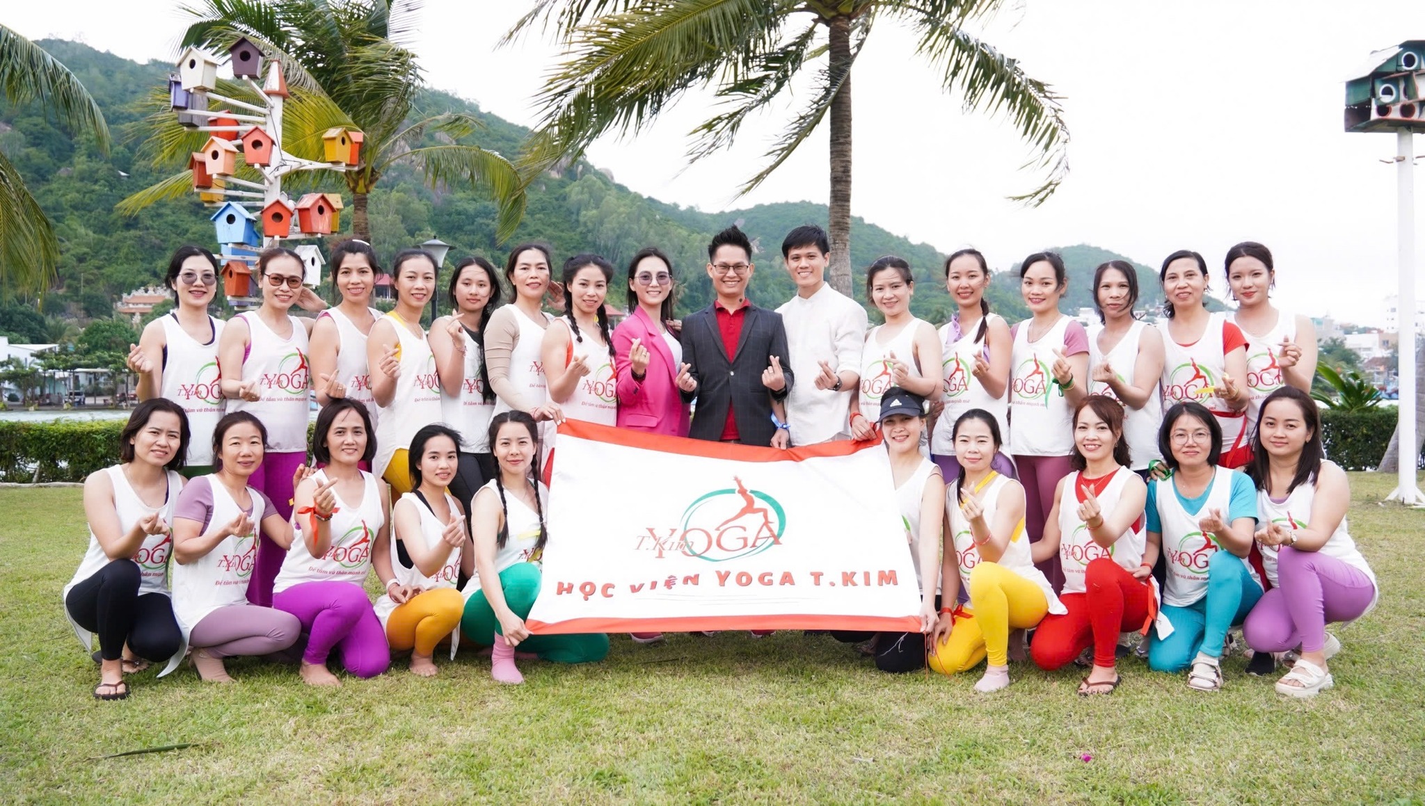 Đặng Kim Ba chụp ảnh cùng học viên Học viện Yoga T.Kim
