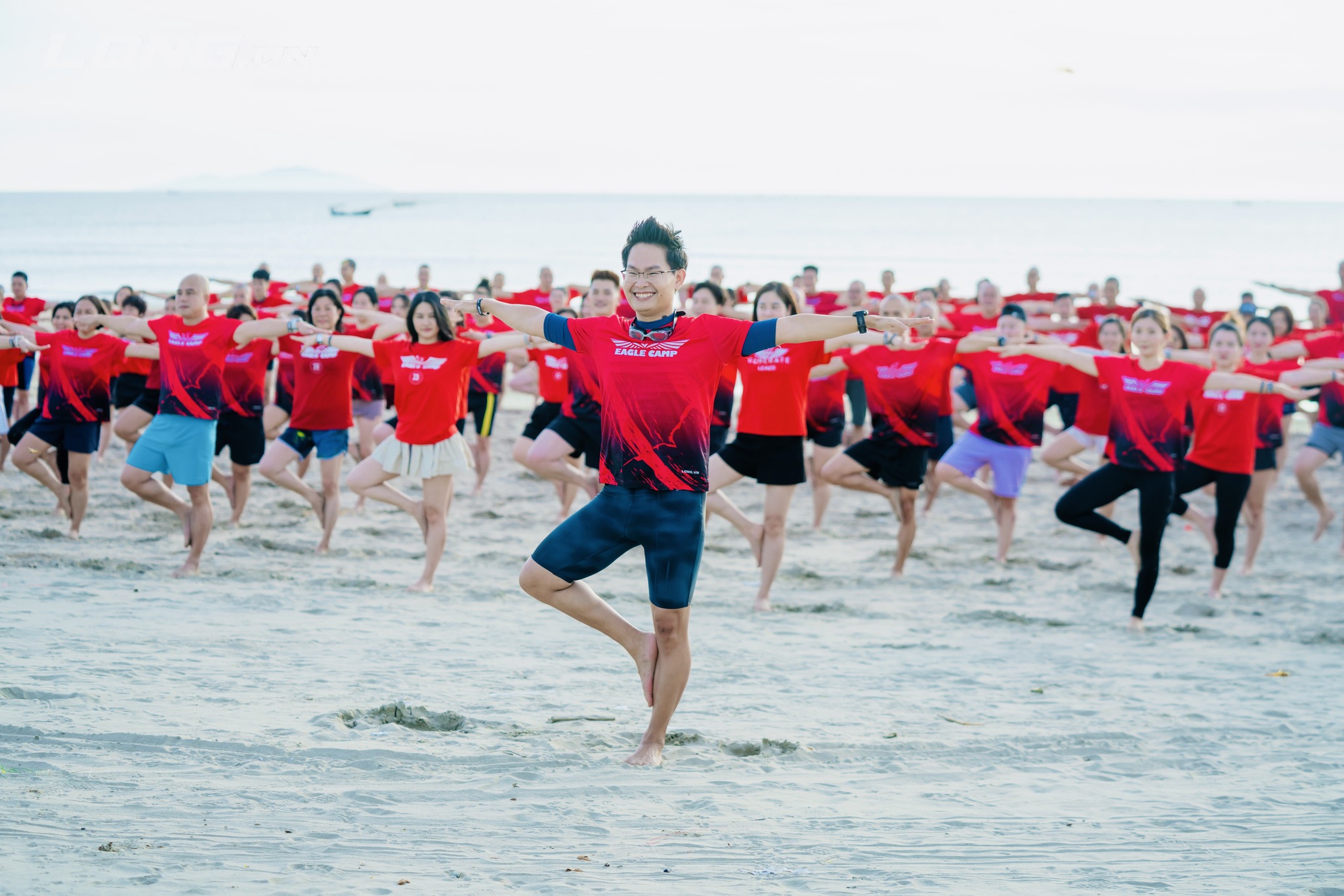 Đặng Kim Ba dẫn hàng trăm người tập Yoga trên bãi biển trong một sự kiện lớn
