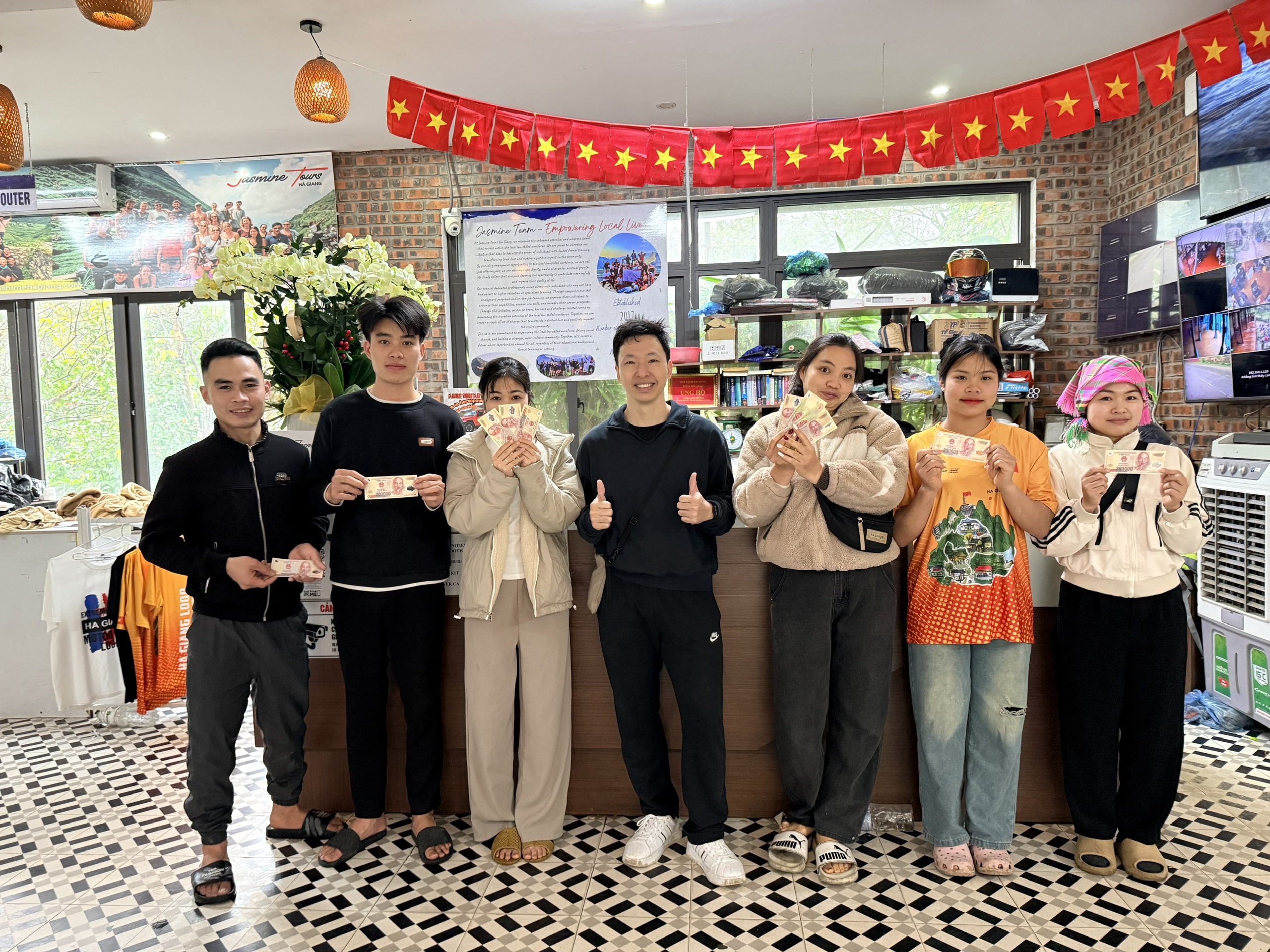 Người sáng lập Jasmine lì xì, động viên đội ngũ nhân viên địa phương