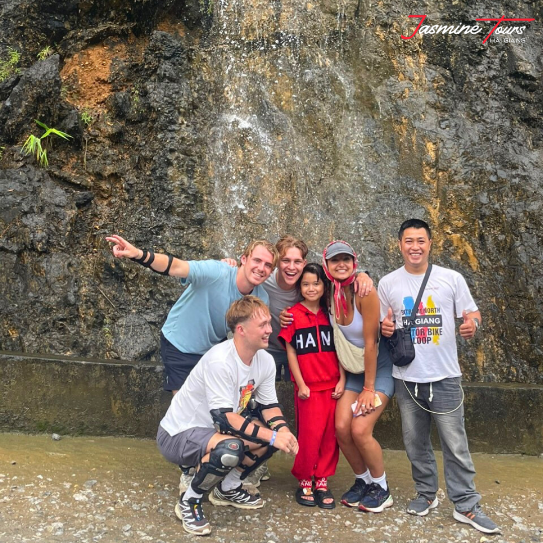 Nhóm khách Jasmine Tours chụp ảnh bên thác nước Hà Giang