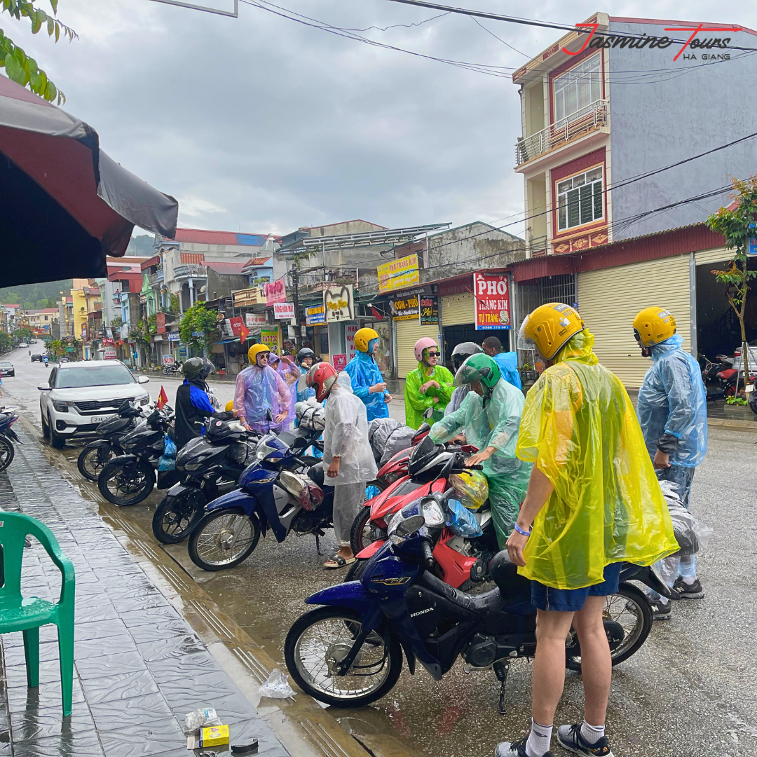 Đoàn khách Jasmine Tours chuẩn bị khởi hành Hà Giang Loop