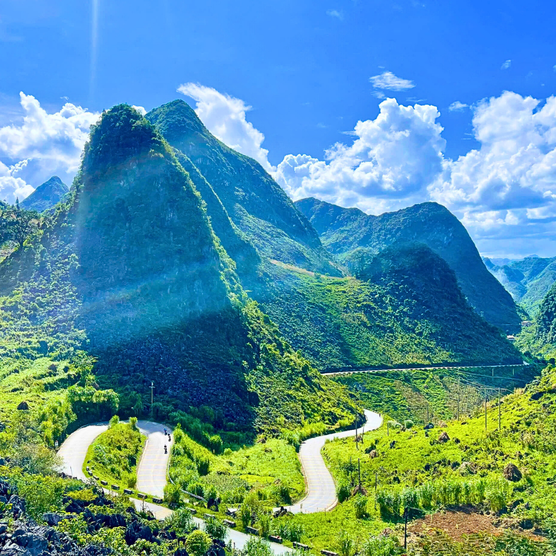 Cung đường đèo uốn lượn giữa núi đá Hà Giang