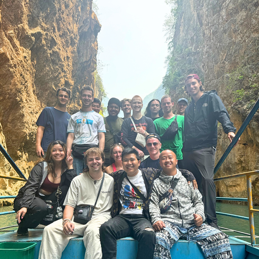 Đoàn khách quốc tế đi thuyền trên sông Nho Quế cùng Jasmine Tours